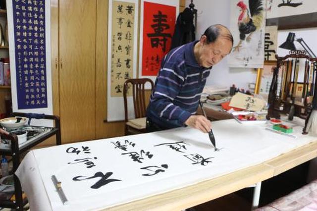 哈市68岁王志新 义务教社区居民写书法9年_新浪黑龙江_新浪网